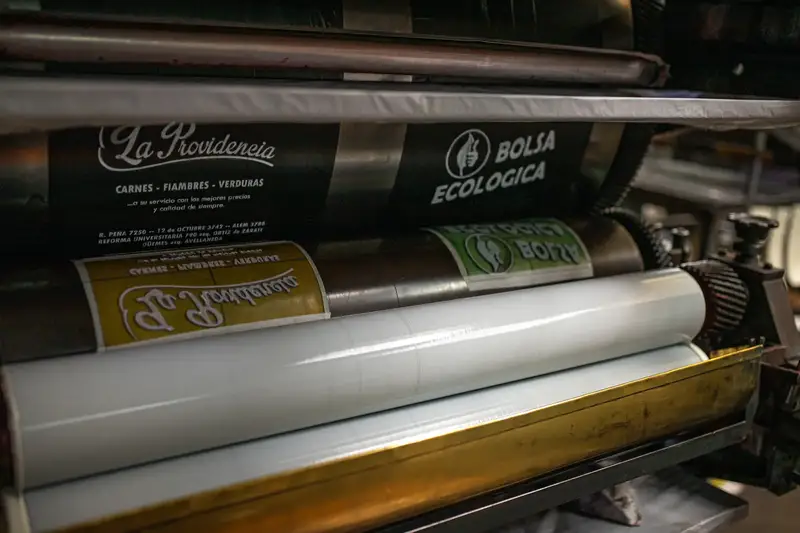 Cilindro de impresión aplicando la marca de un cliente sobre el film