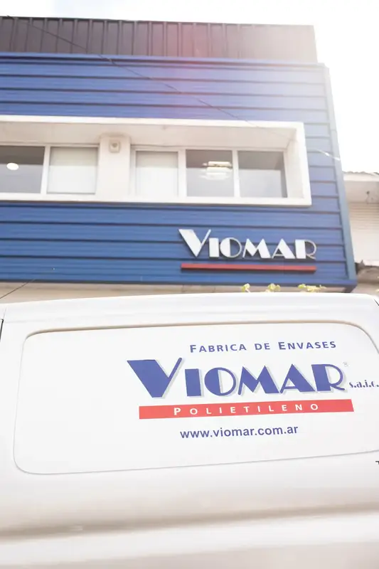 Utilitario de Viomar frente a la empresa